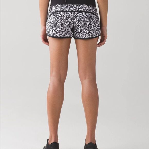 lululemon athletica Speed Short Ice Breaker White Black | 4 - Picture 9 of 10